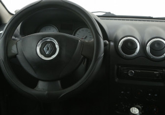 Подержанный автомобиль Renault Logan Sedan 2012 года (14 фото)