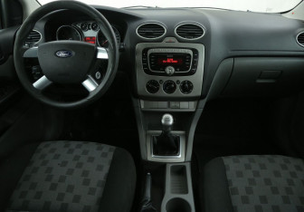 Подержанный автомобиль Ford Focus Hatchback 2008 года (12 фото)