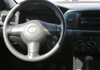 Подержанный автомобиль Toyota Corolla Sedan 2004 года (14 фото)