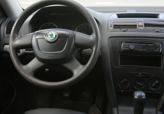 Подержанный автомобиль Skoda Octavia Liftback 2010 года (14 фото)