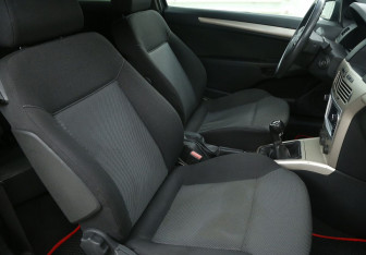 Подержанный автомобиль Opel Astra Hatchback 2008 года (10 фото)