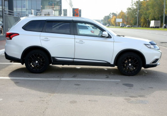 Подержанный автомобиль Mitsubishi Outlander 2018 года (7 фото)