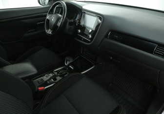 Подержанный автомобиль Mitsubishi Outlander 2021 года (9 фото)