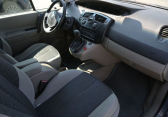 Подержанный автомобиль Renault Scenic 2006 года (9 фото)