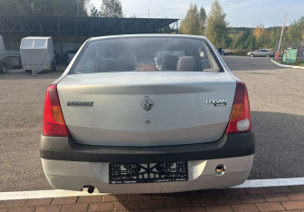 Подержанный автомобиль Renault Logan Sedan 2006 года (6 фото)