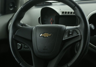 Подержанный автомобиль Chevrolet Aveo Sedan 2014 года (16 фото)