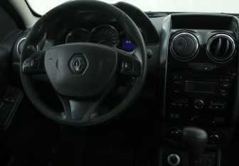 Подержанный автомобиль Renault Duster 2016 года (14 фото)