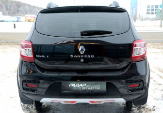 Подержанный автомобиль Renault Sandero 2015 года (5 фото)