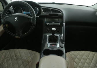 Подержанный автомобиль Peugeot 3008 2012 года (12 фото)
