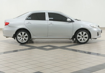 Подержанный автомобиль Toyota Corolla Sedan 2011 года (5 фото)