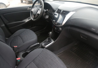 Подержанный автомобиль Hyundai Solaris Hatchback 2014 года (9 фото)