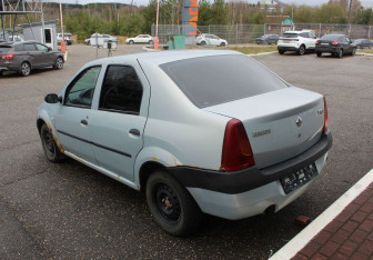 Подержанный автомобиль Renault Logan Sedan 2005 года (5 фото)