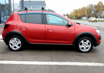 Подержанный автомобиль Renault Sandero 2017 года (7 фото)