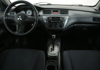Подержанный автомобиль Mitsubishi Lancer Sedan 2006 года (12 фото)