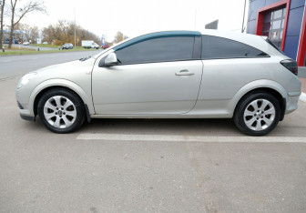 Подержанный автомобиль Opel Astra Hatchback 2010 года (8 фото)