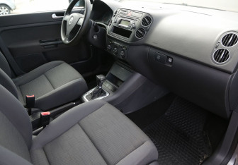 Подержанный автомобиль Volkswagen Golf Plus 2008 года (9 фото)