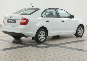 Подержанный автомобиль Skoda Rapid Liftback 2015 года (4 фото)