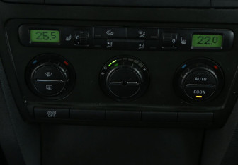 Подержанный автомобиль Skoda Octavia Liftback 2008 года (17 фото)