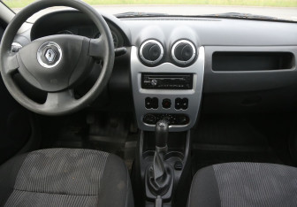 Подержанный автомобиль Renault Logan Sedan 2014 года (12 фото)