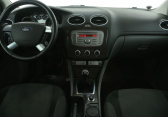 Подержанный автомобиль Ford Focus Hatchback 2008 года (12 фото)