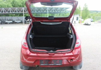 Подержанный автомобиль Renault Sandero 2013 года (14 фото)