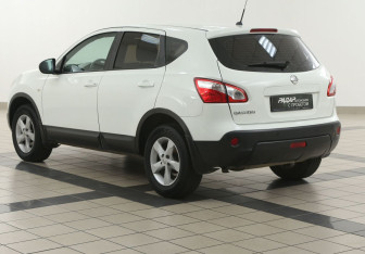 Подержанный автомобиль Nissan Qashqai 2012 года (2 фото)