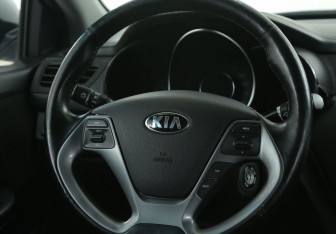 Подержанный автомобиль Kia Rio Sedan 2015 года (16 фото)