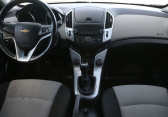 Подержанный автомобиль Chevrolet Cruze Hatchback 2013 года (12 фото)