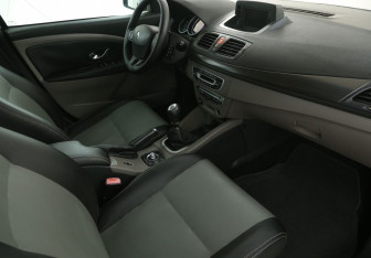 Подержанный автомобиль Renault Megane Hatchback 2010 года (9 фото)
