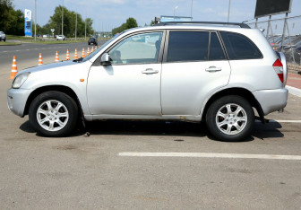 Подержанный автомобиль Chery Tiggo (T11) 2010 года (8 фото)