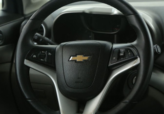 Подержанный автомобиль Chevrolet Orlando 2011 года (16 фото)