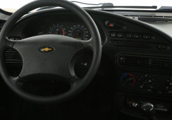 Подержанный автомобиль Chevrolet Niva 2008 года (14 фото)