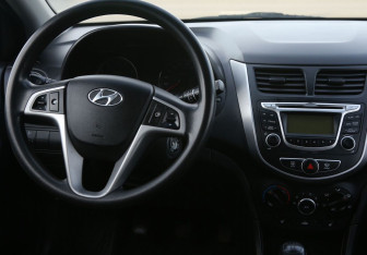 Подержанный автомобиль Hyundai Solaris Hatchback 2013 года (14 фото)
