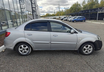 Подержанный автомобиль Kia Rio Sedan 2010 года (8 фото)