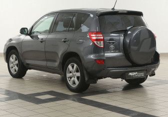 Подержанный автомобиль Toyota RAV4 2010 года (2 фото)