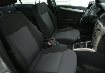 Подержанный автомобиль Opel Astra Sedan 2008 года (10 фото)