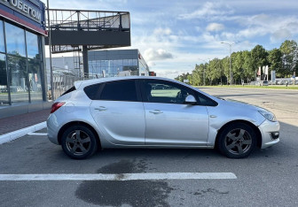 Подержанный автомобиль Opel Astra Hatchback 2012 года (8 фото)