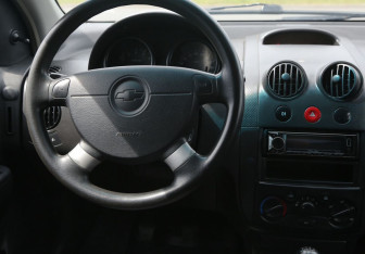Подержанный автомобиль Chevrolet Aveo Sedan 2005 года (14 фото)