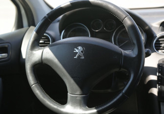 Подержанный автомобиль Peugeot 308 Hatchback 2011 года (16 фото)