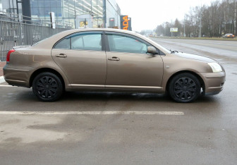 Подержанный автомобиль Toyota Avensis Sedan 2004 года (7 фото)