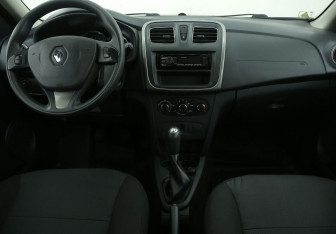 Подержанный автомобиль Renault Sandero 2015 года (12 фото)