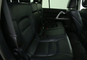Подержанный автомобиль Toyota Land Cruiser Suv 2013 года (9 фото)
