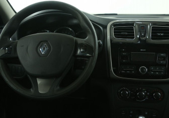 Подержанный автомобиль Renault Logan Sedan 2017 года (14 фото)