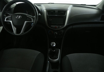 Подержанный автомобиль Hyundai Solaris Hatchback 2011 года (12 фото)