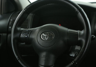 Подержанный автомобиль Toyota Corolla Hatchback 2004 года (16 фото)