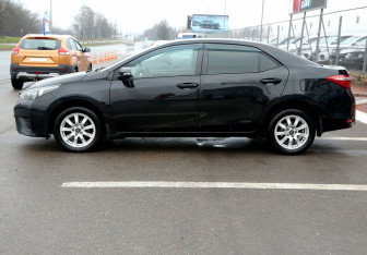 Подержанный автомобиль Toyota Corolla Sedan 2013 года (8 фото)