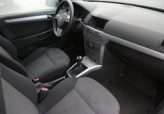 Подержанный автомобиль Opel Astra Sedan 2012 года (9 фото)