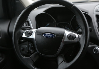 Подержанный автомобиль Ford Kuga 2014 года (17 фото)