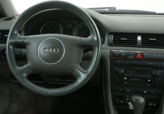Подержанный автомобиль Audi A6 Sedan 2002 года (14 фото)