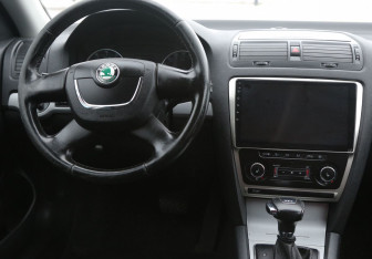 Подержанный автомобиль Skoda Octavia Liftback 2012 года (14 фото)